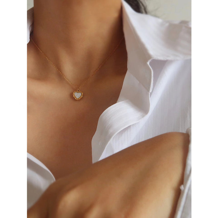 WHITE STONE NECKLACE