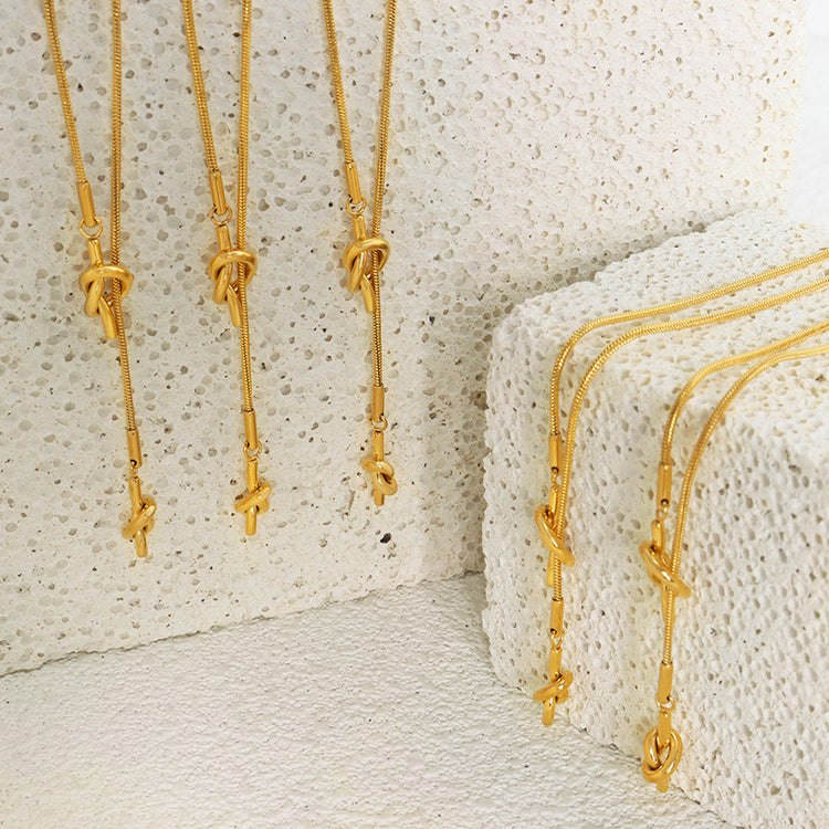 KNOT GOLD NECKLACE
