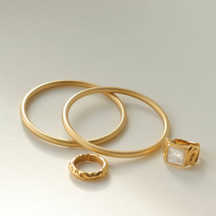 MINIMALISM GOLD BANGLE