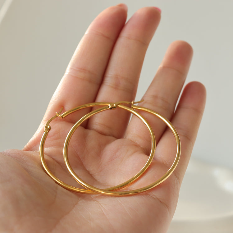 ESSENTIAL HOOP EARRINGS