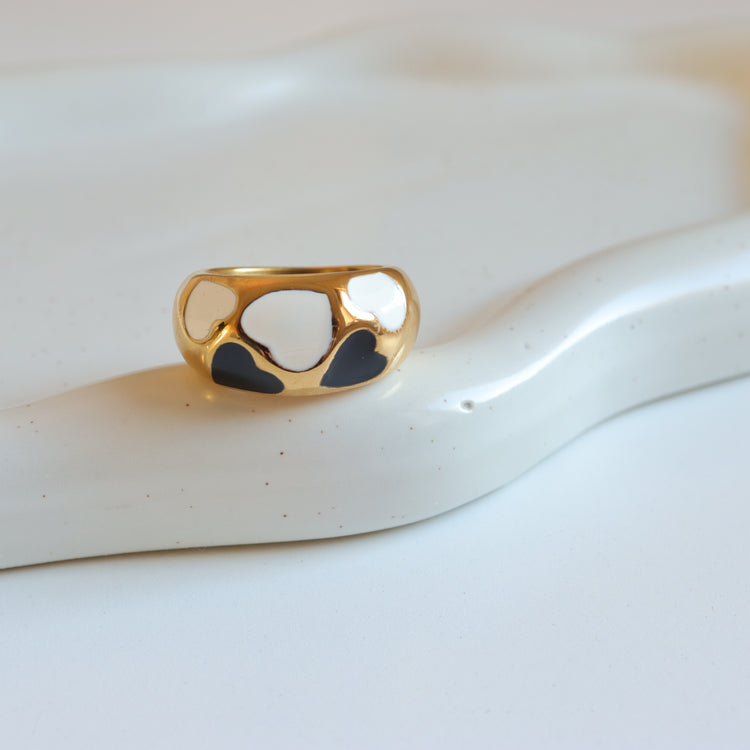 BLACK WHITE HEART RING