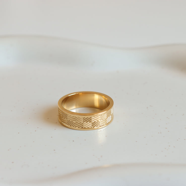 RHOMBIC ENGRAVED RING