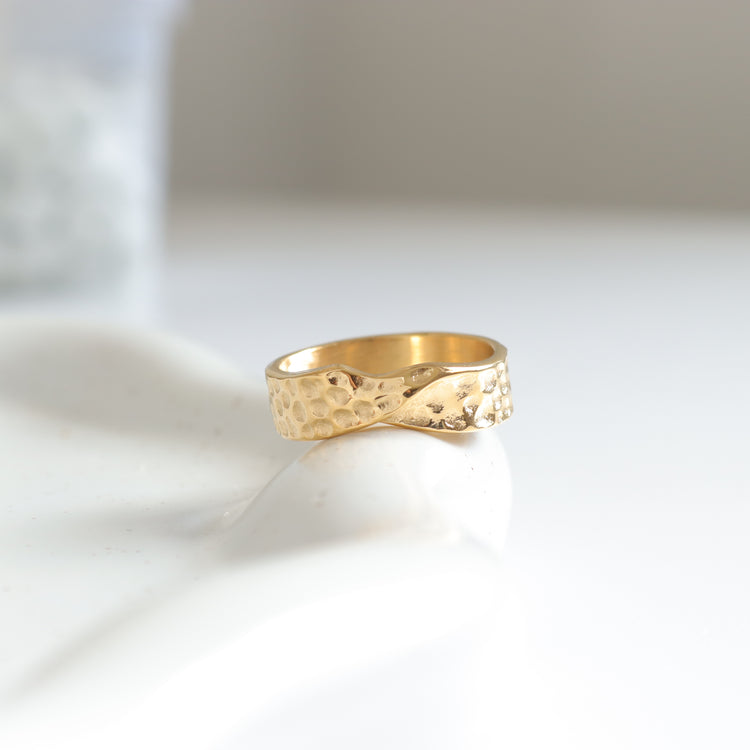 CONCAVE RING