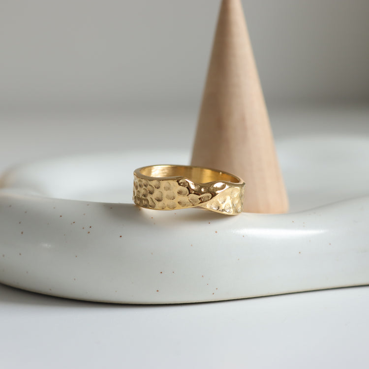 CONCAVE RING