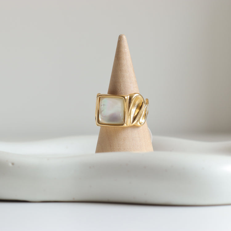 WHITE STONE RING
