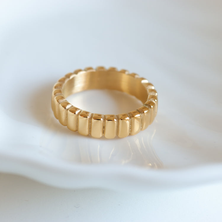 RIDGE GOLD RING
