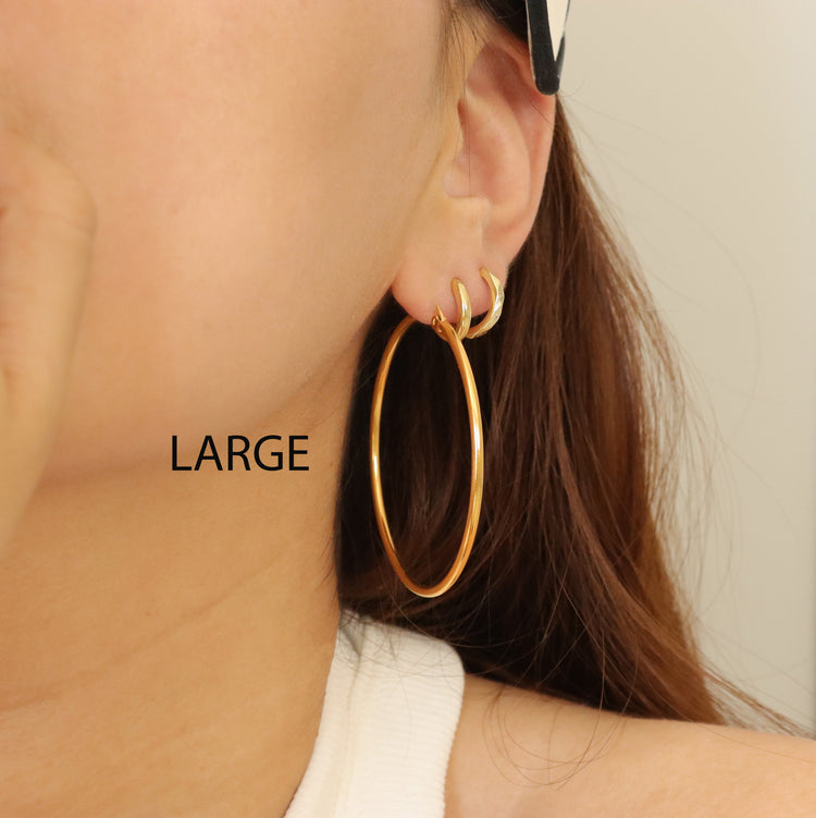 ESSENTIAL HOOP EARRINGS