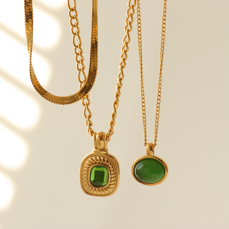 EMERALD VINTAGE NECKLACE