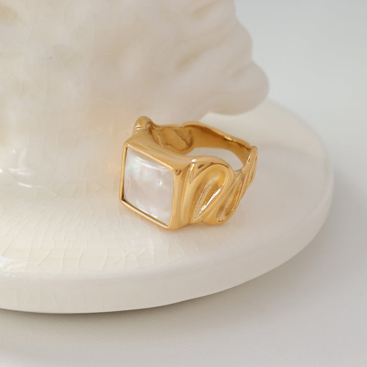 WHITE STONE RING