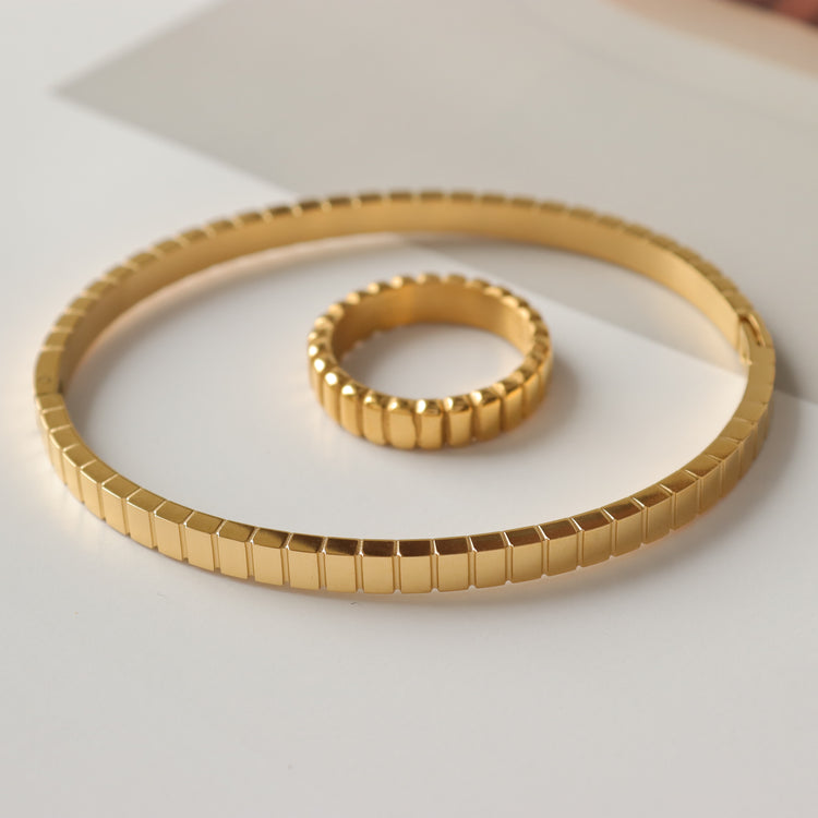 RIDGE BANGLE BRACELET
