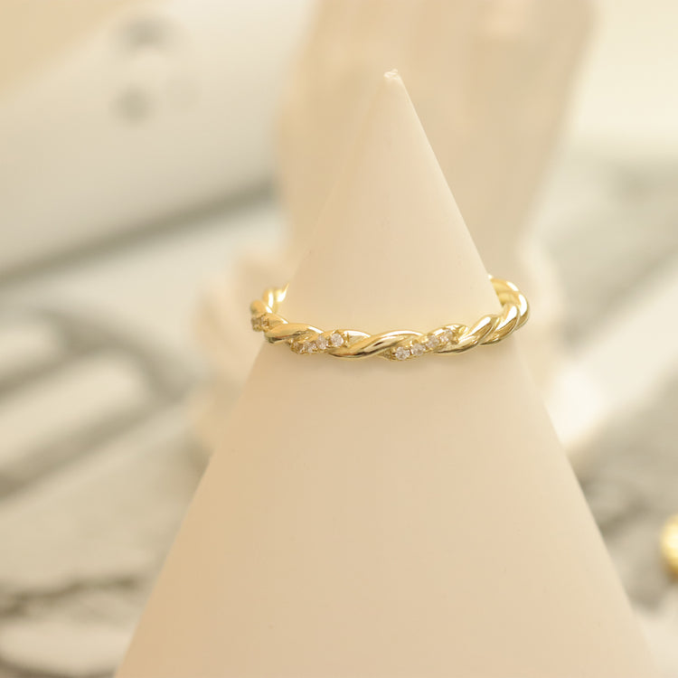 DAINTY TWISTED RING