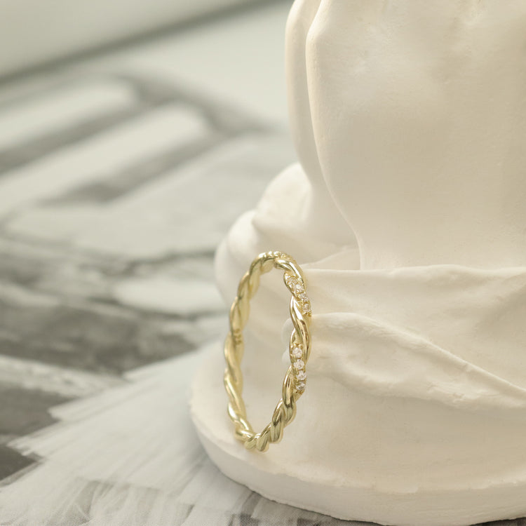 DAINTY TWISTED RING