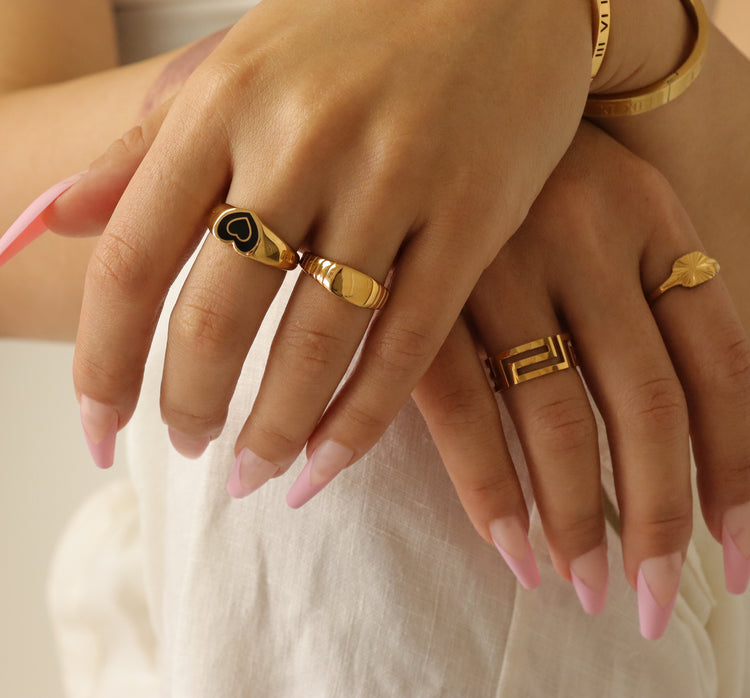 BLACK HEART RING