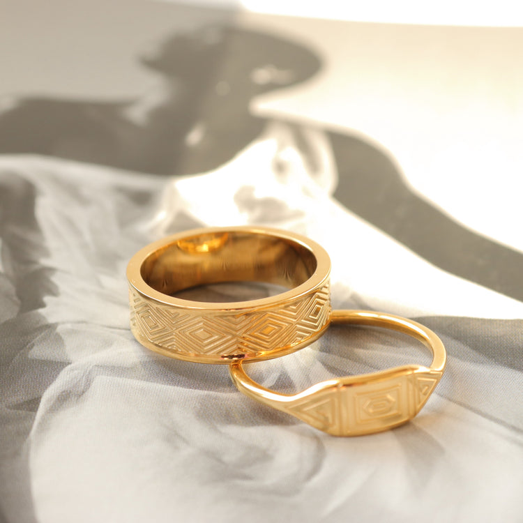 RHOMBIC ENGRAVED RING