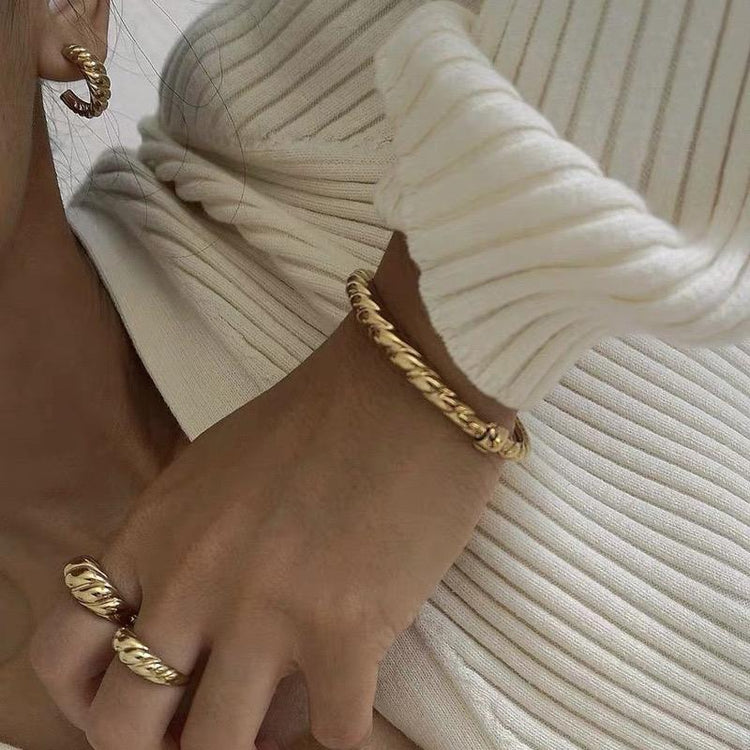 MEDIUM CROISSANT GOLD RING-VENUS LOVES JEWELLERY