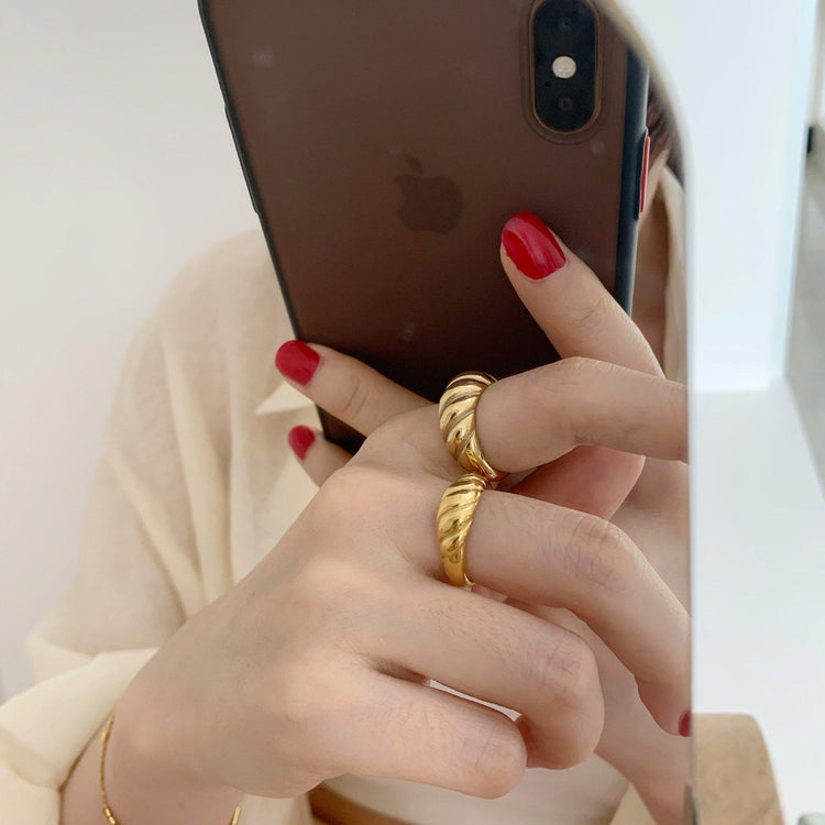 MEDIUM CROISSANT GOLD RING-VENUS LOVES JEWELLERY