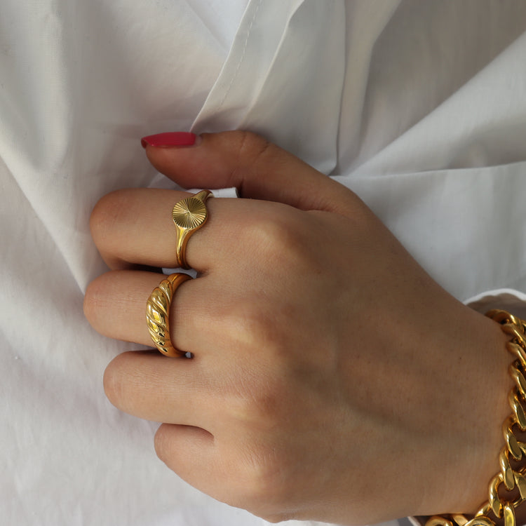 MEDIUM CROISSANT GOLD RING-VENUS LOVES JEWELLERY