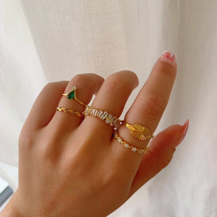 DAINTY CROWN RING