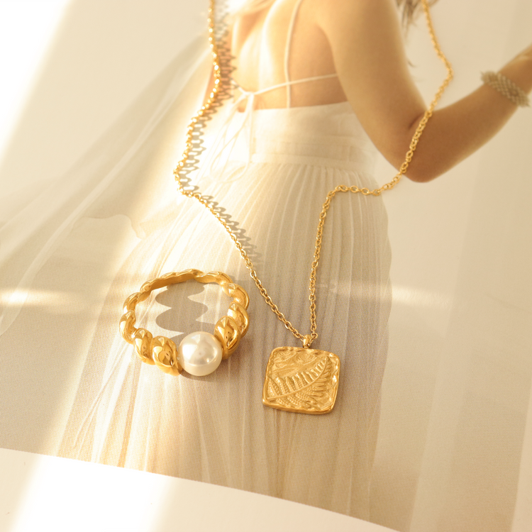 LEAF PENDANT NECKLACE