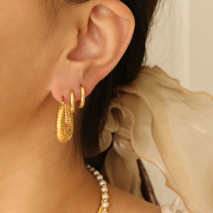 RIDGE HOOP EARRINGS