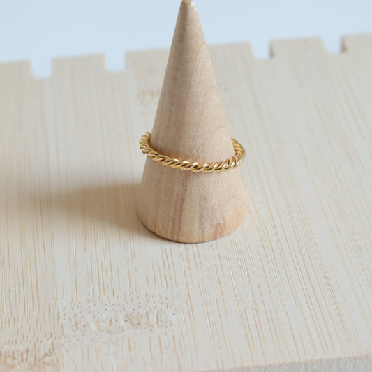DAINTY TWIST RING