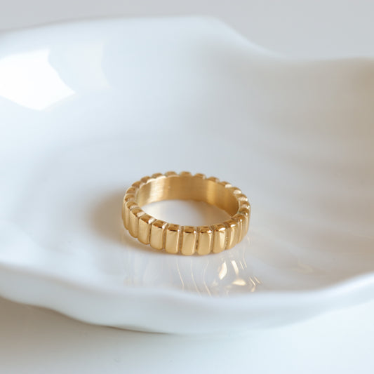 RIDGE GOLD RING