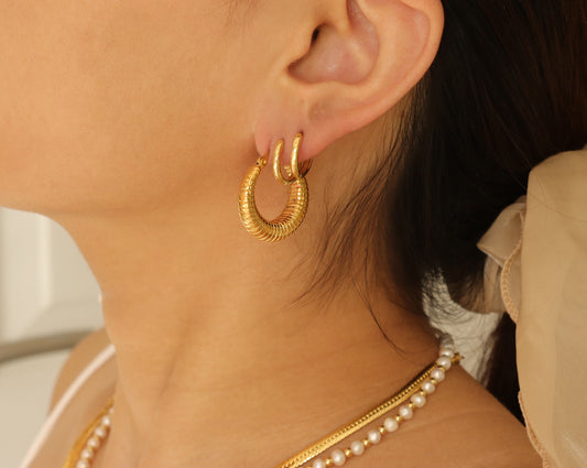RIDGE HOOP EARRINGS